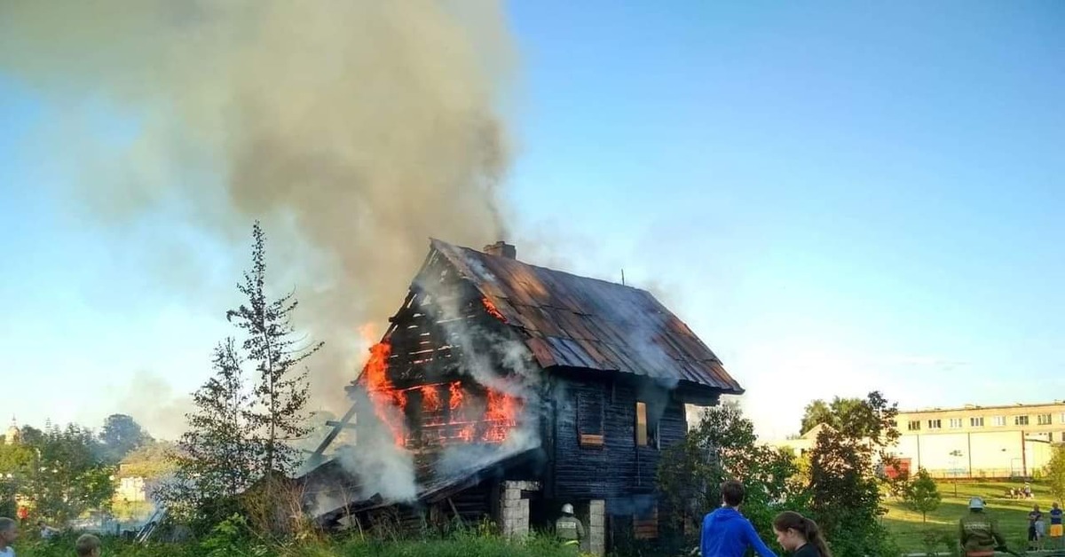 Погода в старице тверской. Горящий деревянный город. Сгоревший старинный дом. Горящий дом 18 век. Пожар в Старице.