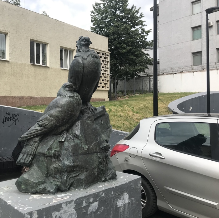 Госру. Памятник голубям в Брюсселе. Памятник голубей ЕКБ. Голуби на памятник. Памятник голубям в Москве.