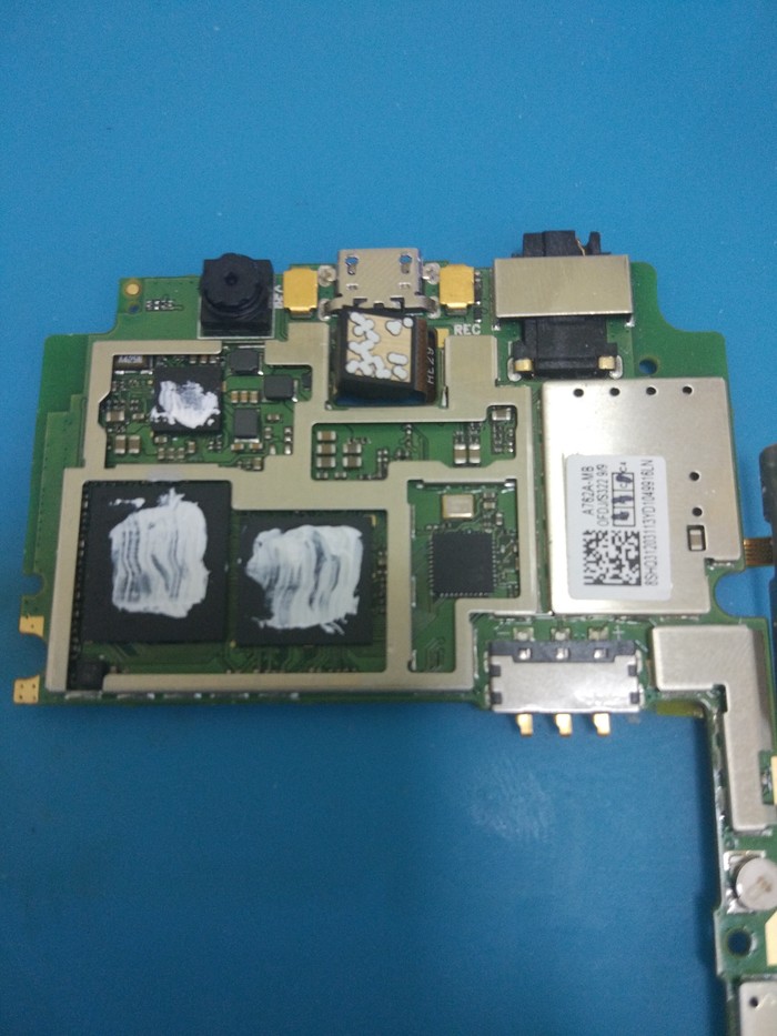 1562312722125579384 есть ли в телефоне термопаста