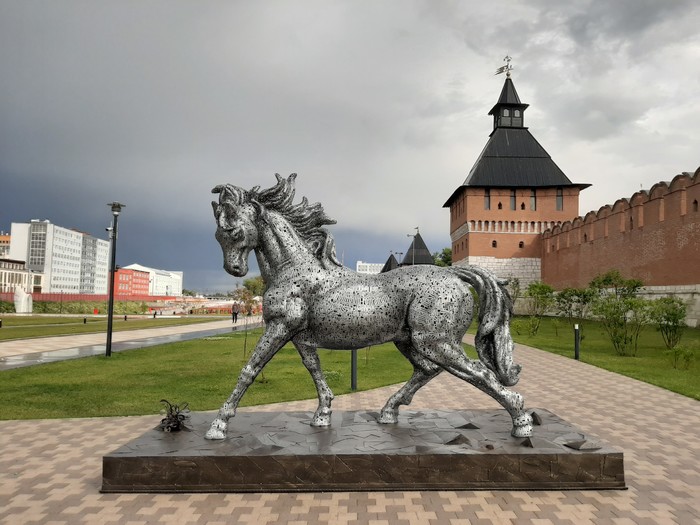 LITERAL horse - Tula, Monument