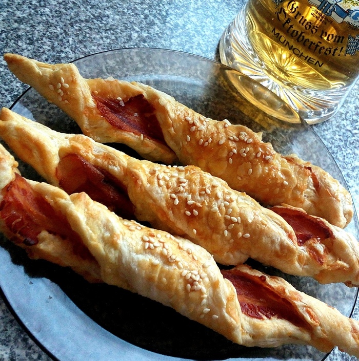 Puff pastry with cheese and bacon - My, Snack, Beer snack, Cooking, Longpost, Recipe