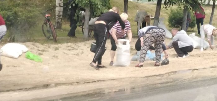 “They fell on their knees, rowed their hands in packs.” Compound feed spilled out of the truck caused a stir among the townspeople of the Belarusian city - Republic of Belarus, Fodder, news, Hype, A life, People