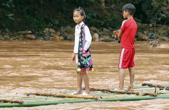 Road to Knowledge - School, River, Longpost