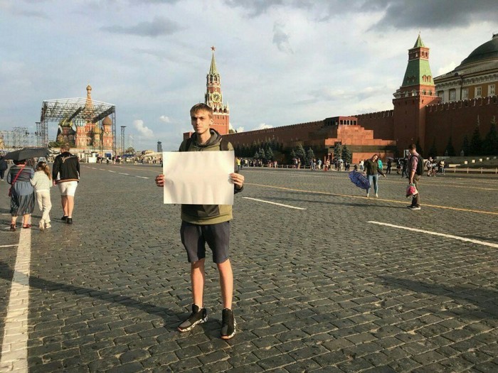 An activist with a blank poster was detained on Red Square - Moscow, Picket, the Red Square, Poster, news