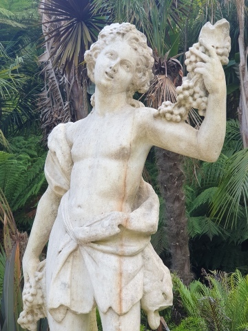 Mom, I'm about to burst, bring more cherries - Cherries, The statue, Sintra, Sculpture