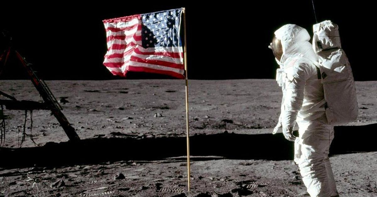Armstrong on the moon. Нейл Армстронг на Луне.