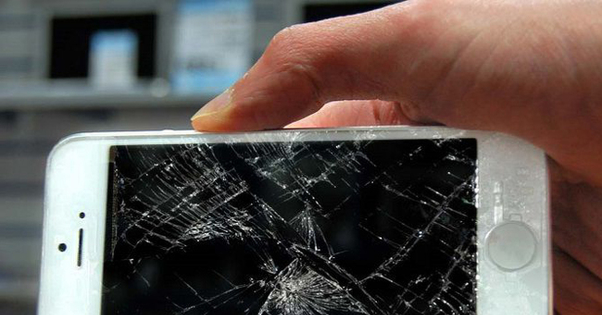 Фото экран разбить телефон. Экран разбитого телефона. Разбитый экран телефона. Разбитое защитное стекло на телефоне. Разбитый сенсор на телефоне.