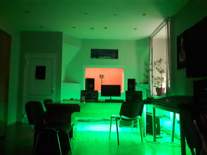 Студи звукозаписи ночью