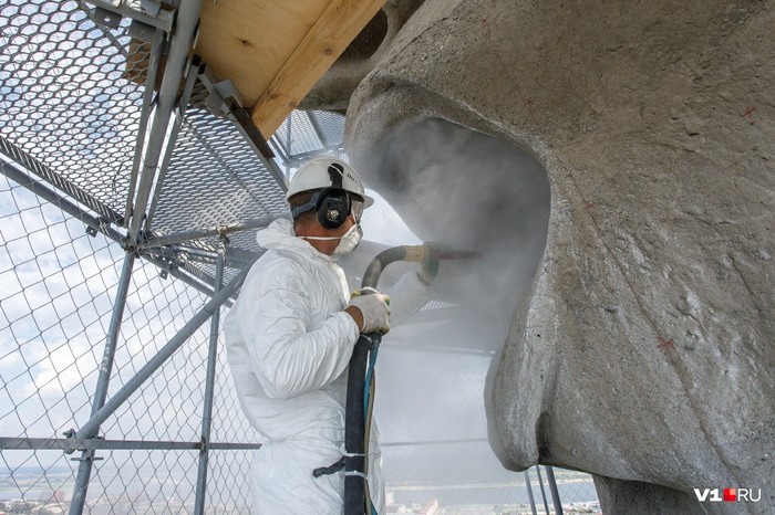 In Volgograd, they cleaned the teeth of the Motherland with chalk - Motherland, Restoration, Volgograd, Cleaning, Longpost, Mamaev kurgan, news