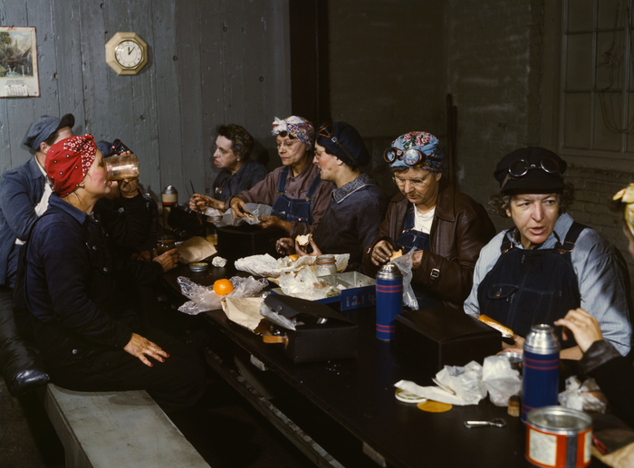 Steam locomotive cleaners at lunch - Workers, 30th, USA, Dinner, Railway