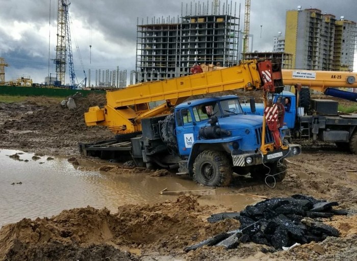 “Я думал, там просто лужа.” - Моё, Кран, Бездорожье, Неудача, Работа