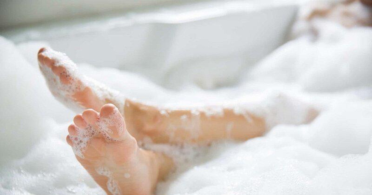 Ноги в ванне с пеной