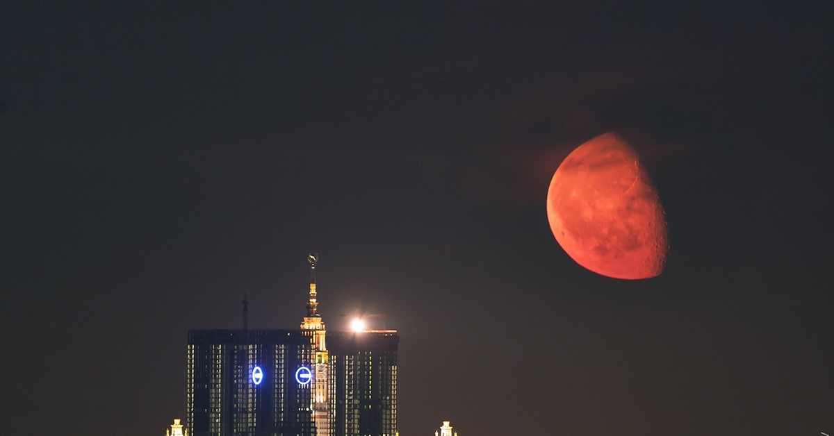 Восход луны в москве. Луна над Москвой. Красная Луна в Москве. Луна над Москвой сейчас. Полнолуние в Москве.