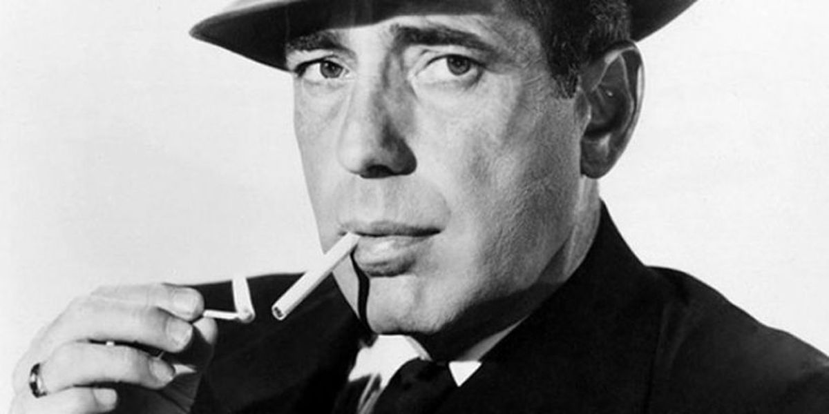 Хэмфри богарт. Ха́мфри ДЕФО́РЕСТ Бо́гарт. Humphrey Bogart. Хамфри Богарт с сигаретой. Humphrey Bogart 1957.