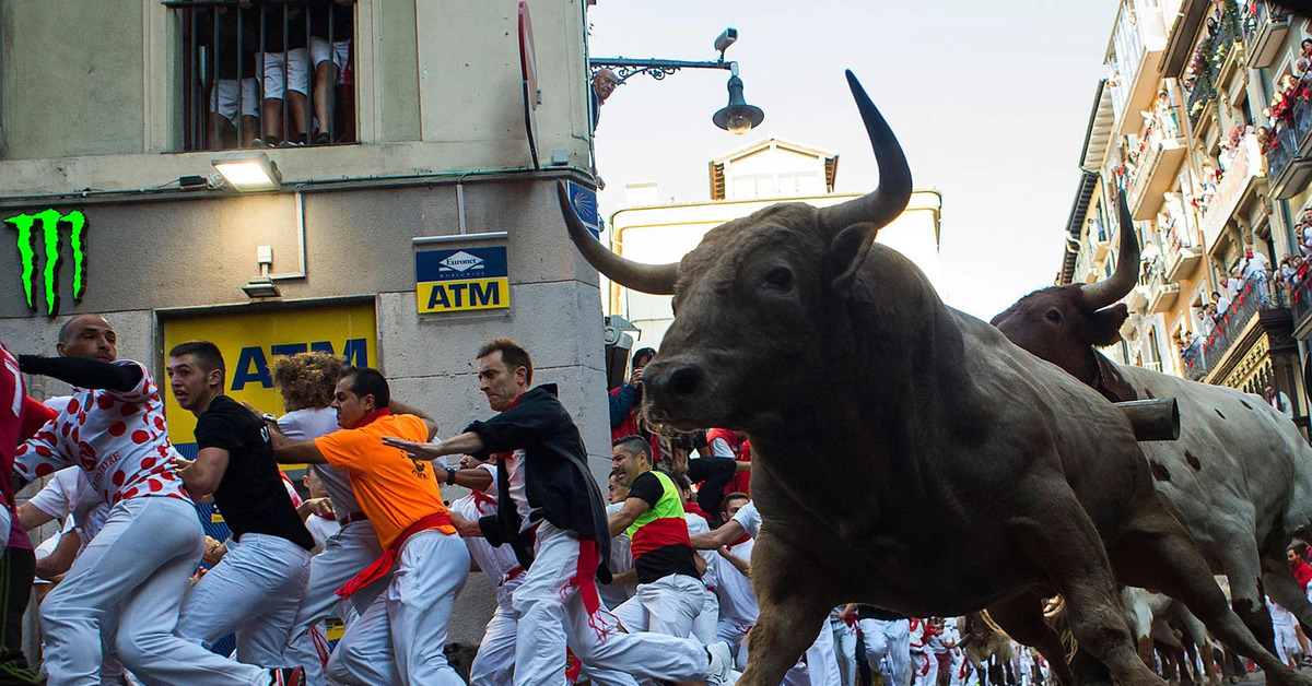 Побег от быка. Сан-Фермин в Испании праздник. Сан-Фермин, Памплона, Испания, июль.