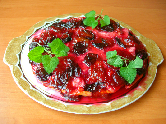 Bulk plum tatin - a pie changeling! - My, Pie, Recipe, Bakery products, Plum pie, Plum pie, Video, Longpost