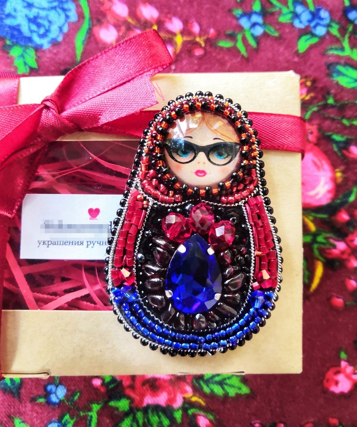 Моя новая брошь из бисера "Матрёшка"