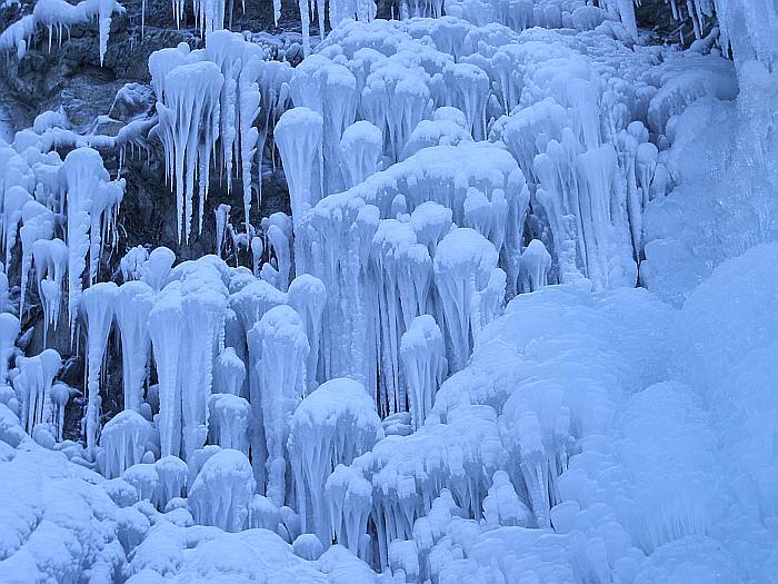Водопад зимой в горах под Туапсе