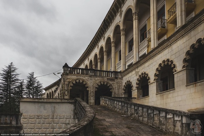 "Дворец Эпохи Социализма" Гигантский заброшенный санаторий в Цхалтубо