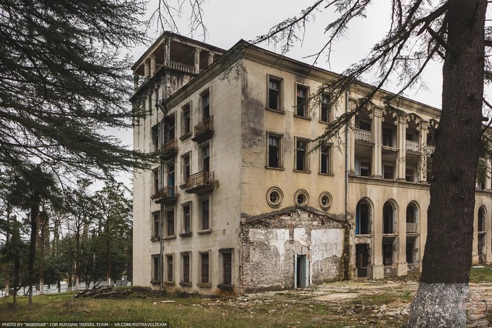 "Дворец Эпохи Социализма" Гигантский заброшенный санаторий в Цхалтубо