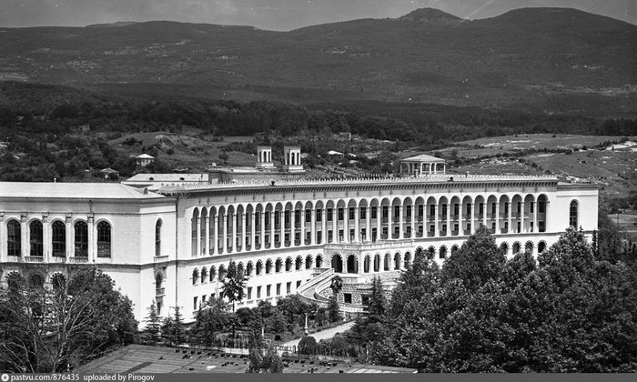 "Дворец Эпохи Социализма" Гигантский заброшенный санаторий в Цхалтубо