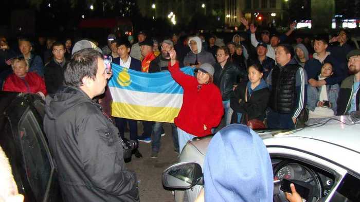 Росгвардейцы бросили дымовую шашку в автобус с протестующими в Улан-Удэ.