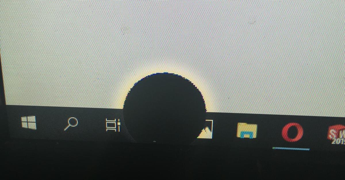 Круглая точка на экране. Черные круги на мониторе. Черное пятно на ЖК экране. Черные пятна на матрице. Круг на мониторе.