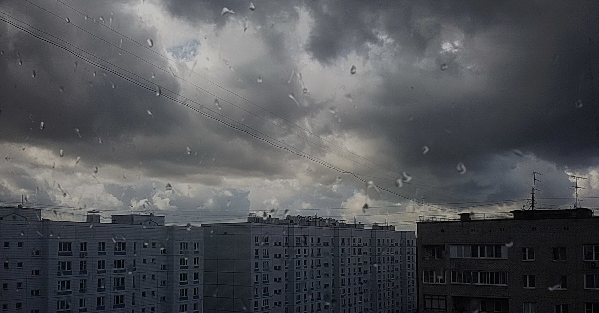 Пасмурное утро. Хмурое утро. Хмурый дождь. Хмурое утро в городе.