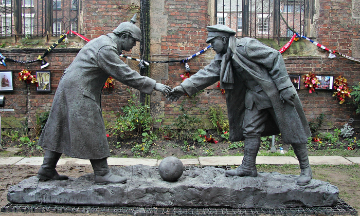 Памятник, посвященный спонтанному перемирию британской и немецкой армии в день Рождества 1914-го года в Ливерпуле.