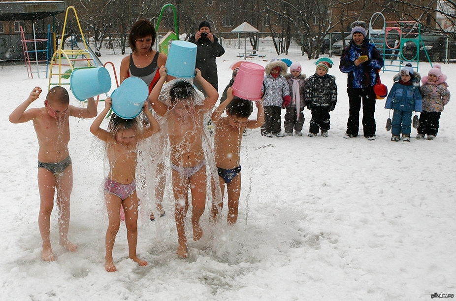 Занятия по закаливанию. Купание детей зимой. Дети закаляются зимой. Дети закаляются в детском саду зимой. Закаливание водой в детском саду.