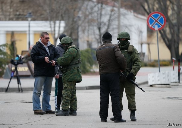 Вежливые люди в крыму. Вежливые люди в Симферополе 2014. Зелёные человечки в Крыму 2014. Вежливые люди на улицах Крыма. Вежливые люди 2014 Севастополь.