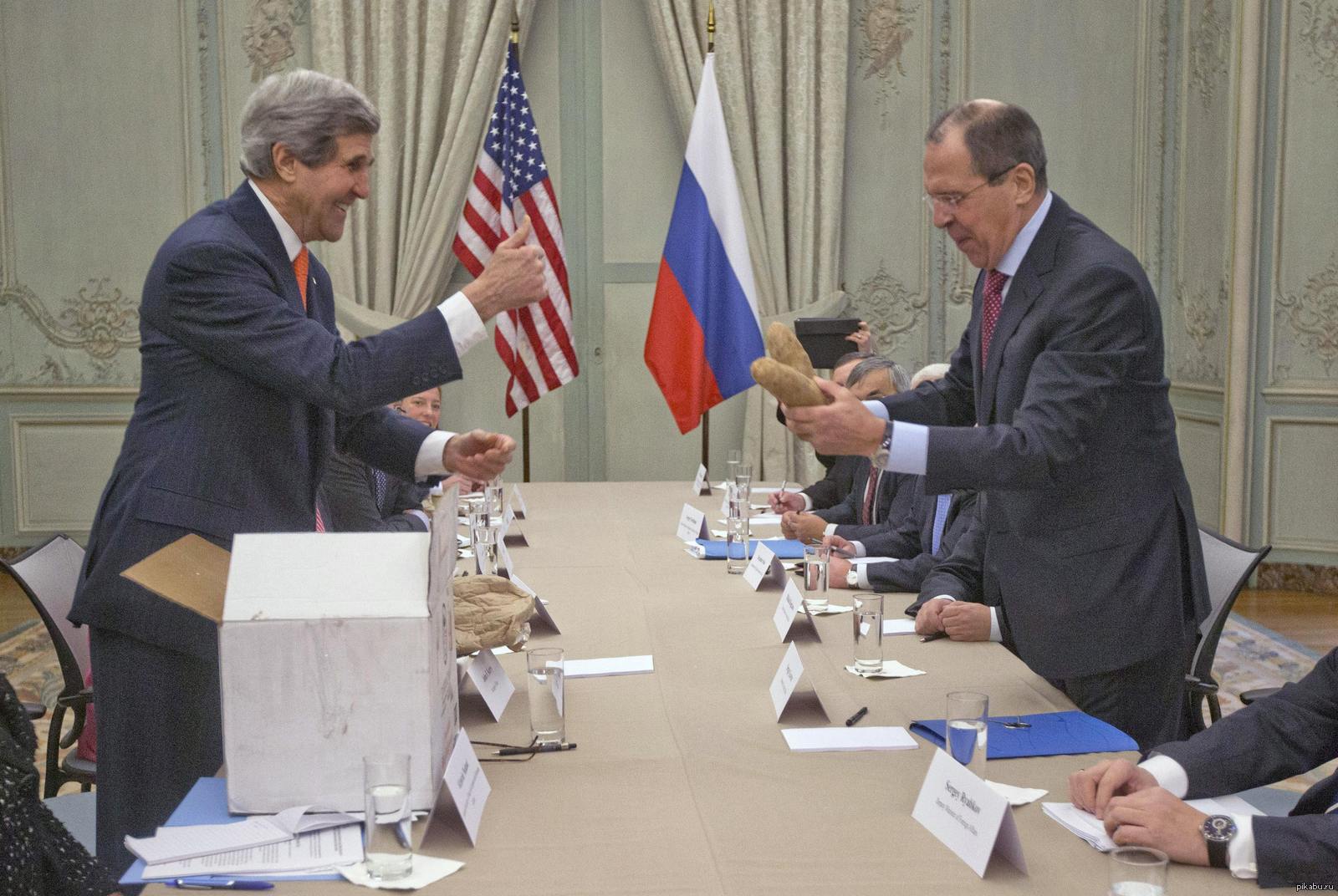 Переговоры американцев. Джон Керри с Лавровым. Переговоры дипломатов. Подарки на переговорах.