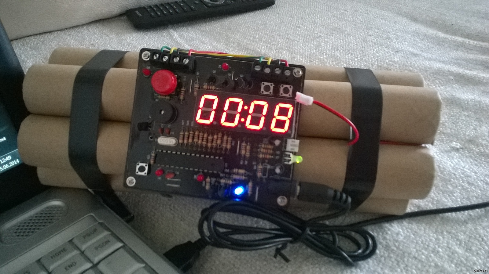 Страшный будильник. Палестинский будильник. Будильник гиф смешные. Будильник апл. Оригинальные настольные часы.