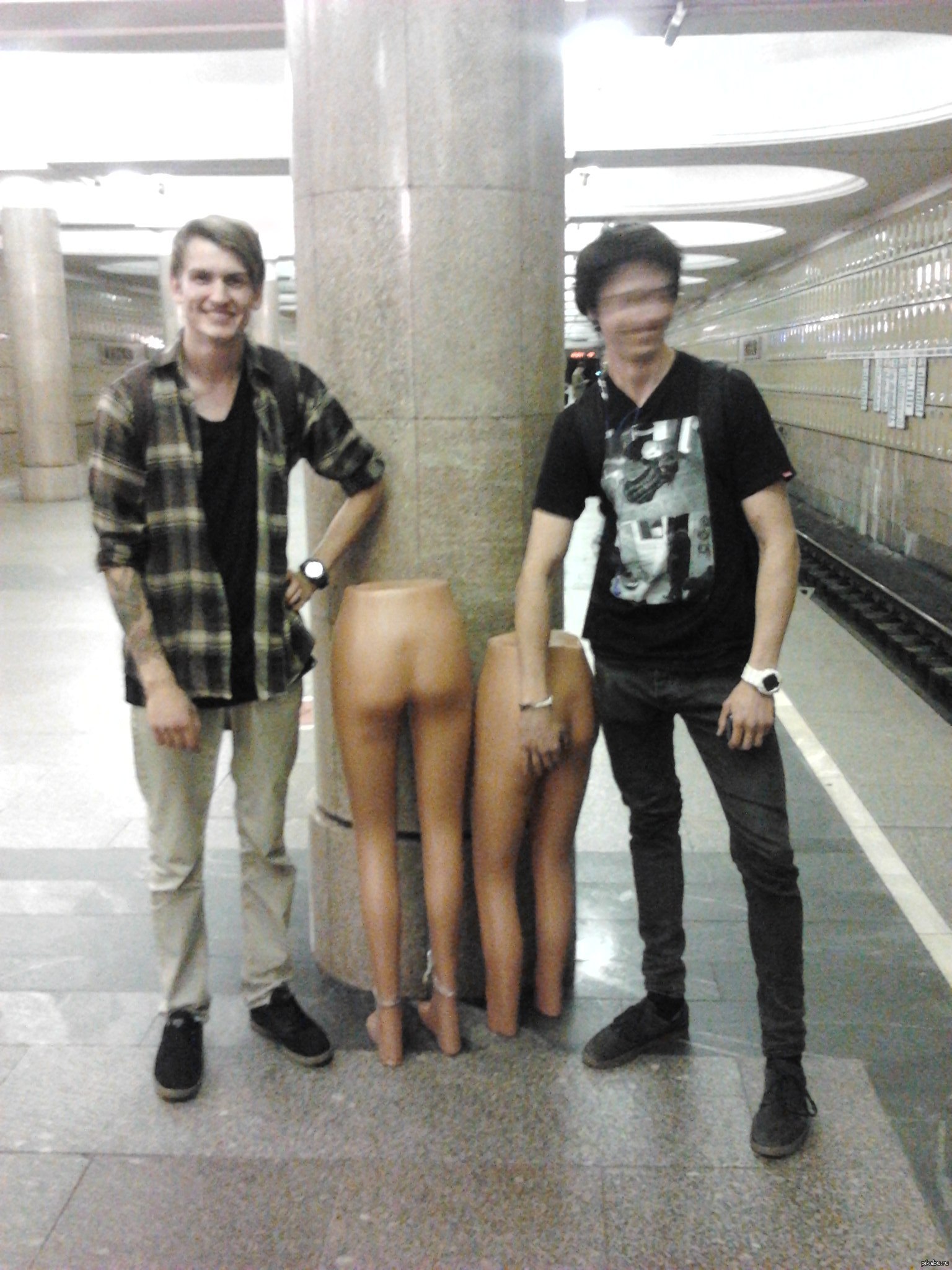 голые парни в метро фото 69