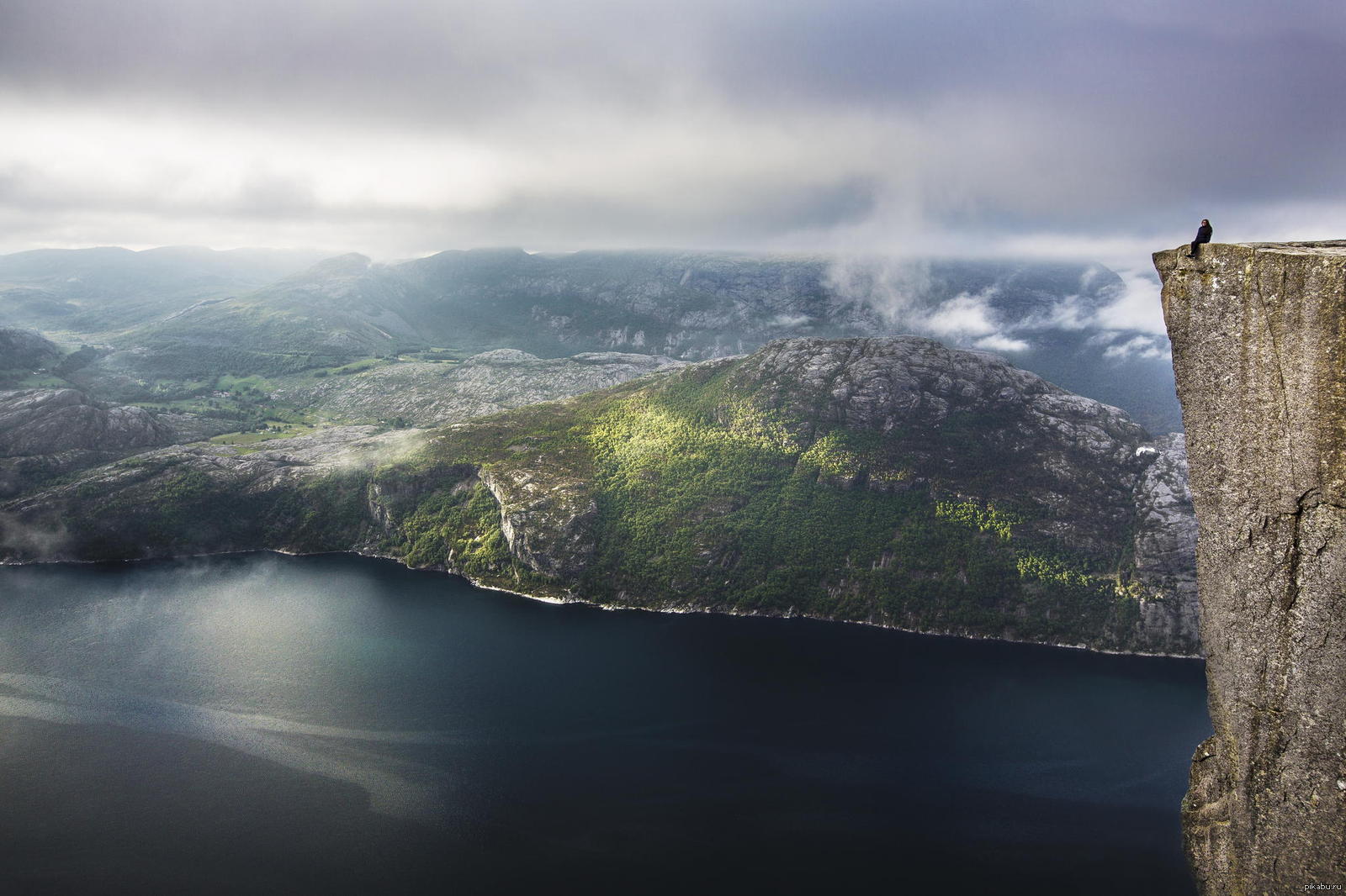 На самом краю света. Прекестулен Норвегия. Норвегия фьорды Прекестулен. Норвегия плато Прекестулен. Прекестулен Норвегия Рагнар.