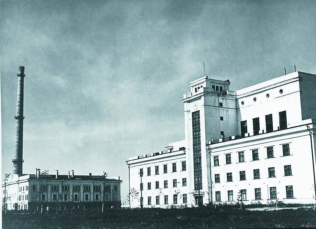 Запуск первого в мире атомной электростанции. Обнинская АЭС 1954. Первая в мире Обнинская АЭС. Первая АЭС Обнинск 1954. Первая в мире атомная электростанция в Обнинске.