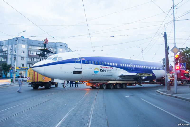 Самолет в калининград. Боинг 737 в Калининграде. БФУ им Канта Калининград самолет. Самолет Калининград БФК. Боинг 737 300 Калининград.