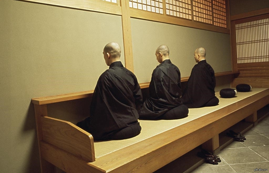 Будни много дзен. Кайсен дзадзен. Японская медитация дзадзен. Дзен монах. Дзадзен медитация монах.