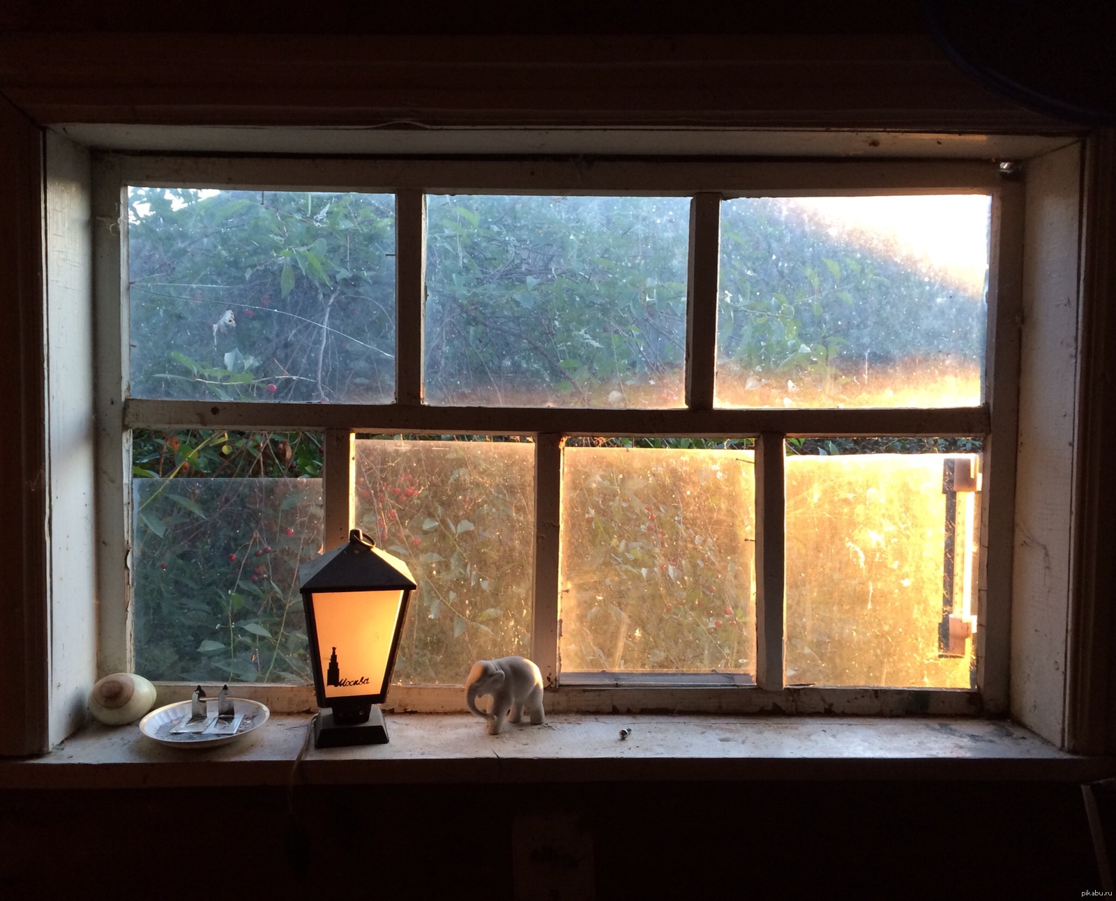 Вечер свет в окне. Уютный вид из окна. Зимнее окно. Окно с подоконником. Вид из окна с подоконником.