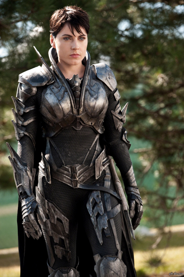 Дама в сияющих доспехах. Антье Трауэ - Faora. Фаора DC Comics. Антье Трауэ 2022. Антье Трауэ 2021.