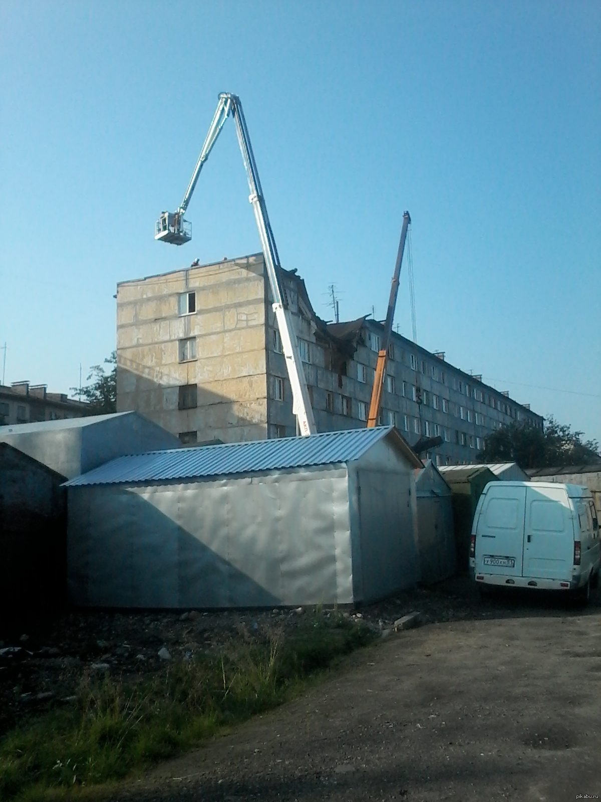 В Мурманске на улице Александра Невского произошёл взрыв.Причиной, как  сообщили стал бытовой газ.Провалилась крыша | Пикабу