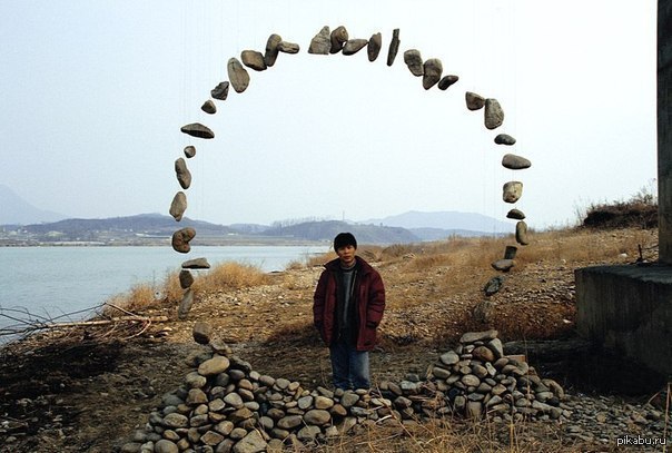 Из красивых ваз висевший воздухе. Корейский скульптор Lee Jae-Hyo. Джей-хё ли Лэнд арт. Инсталляция из камней. Скульптура из камня.