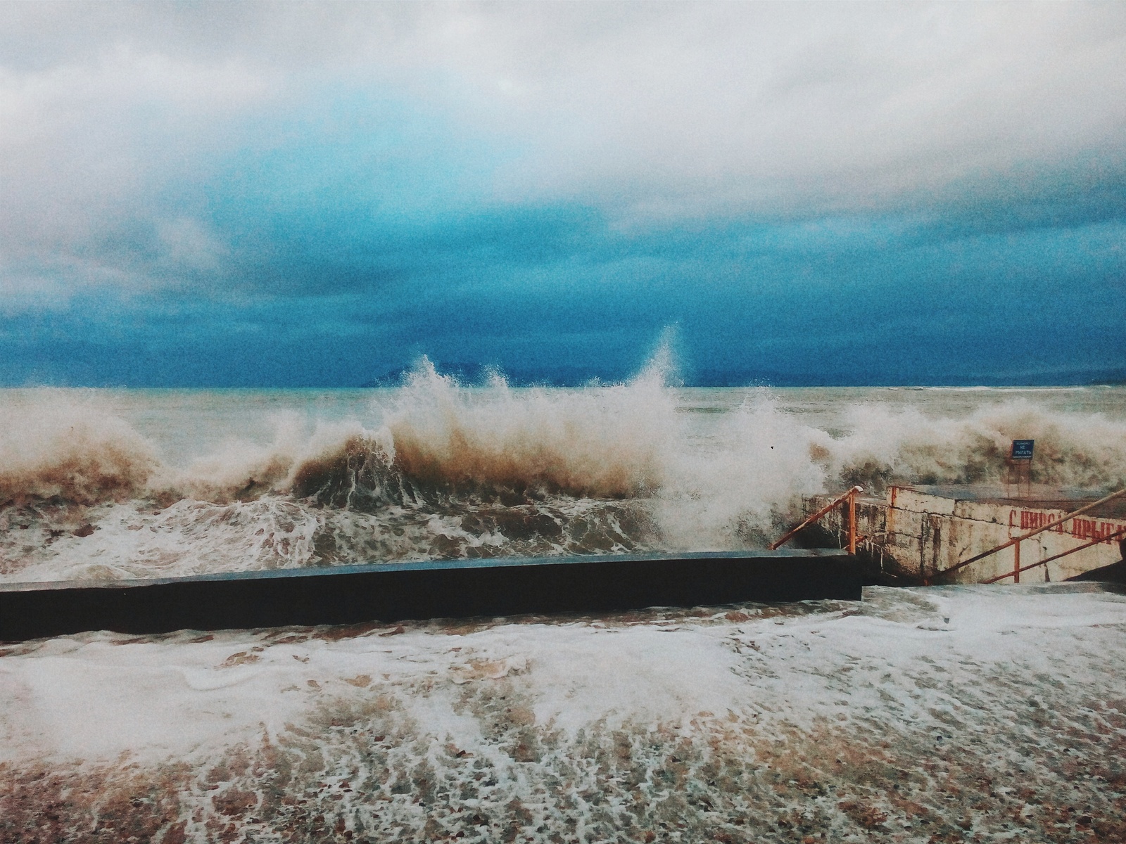Видео шторма сегодня. Черное море шторм. Черное море Севастополь шторм. Шторм 1969 г на черном море Ялта. Шторм в море все затопило.