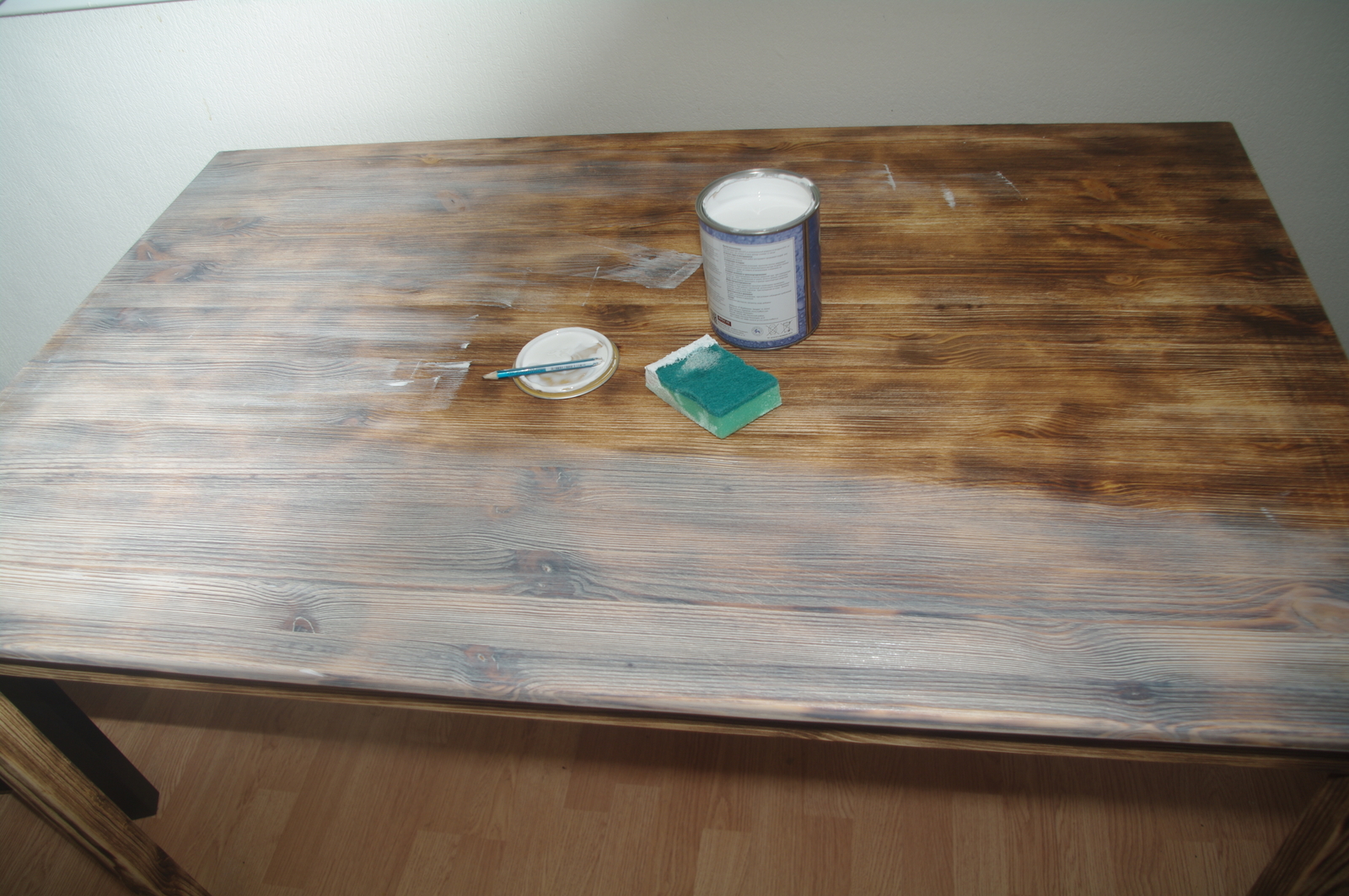 покраска деревянного стола морилкой