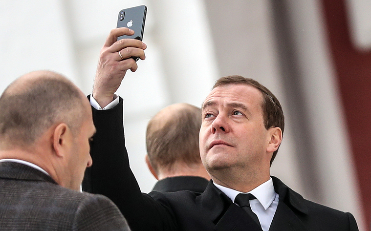 Prime Minister Medvedev appeared in the monastery with the new iPhone X - Politics, Dmitry Medvedev, iPhone, No money but you hold on, Selfie