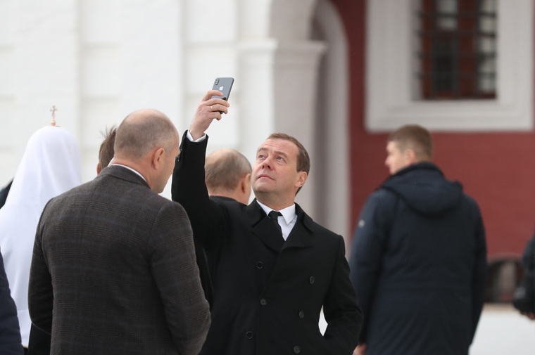 Prime Minister Medvedev appeared in the monastery with the new iPhone X - Politics, Dmitry Medvedev, iPhone, No money but you hold on, Selfie