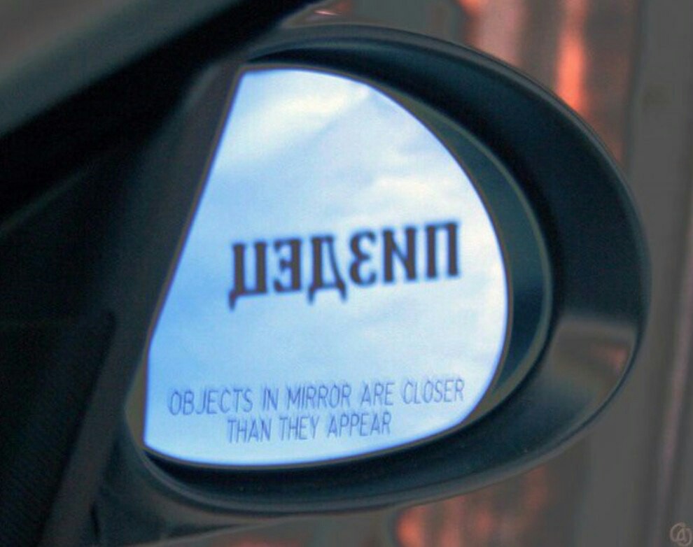 Objects in mirror are closer than. Объекты в зеркале ближе чем кажется. Надпись на зеркале заднего вида.