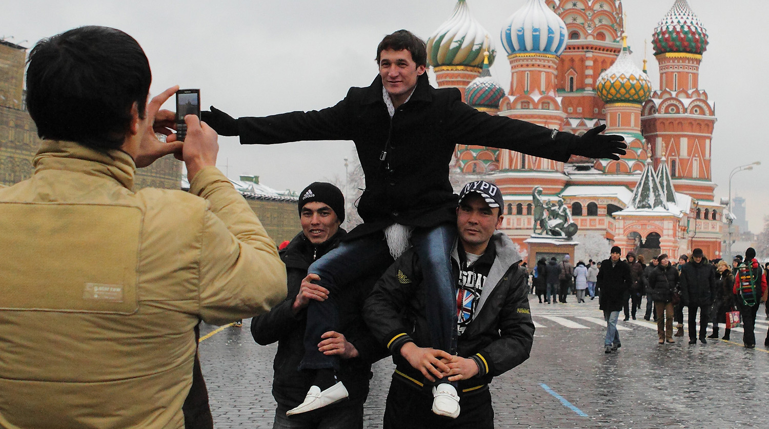 Таджики не любят узбеков. Мигранты из средней Азии в Москве. Чурки на красной площади. Кавказцы на красной площади. Гастарбайтеры на красной площади.