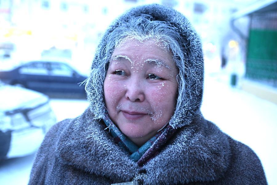 Бабушка зима фото. Якутск Мороз. Якутская бабушка. Морозы в Якутии. Зимняя бабушка.