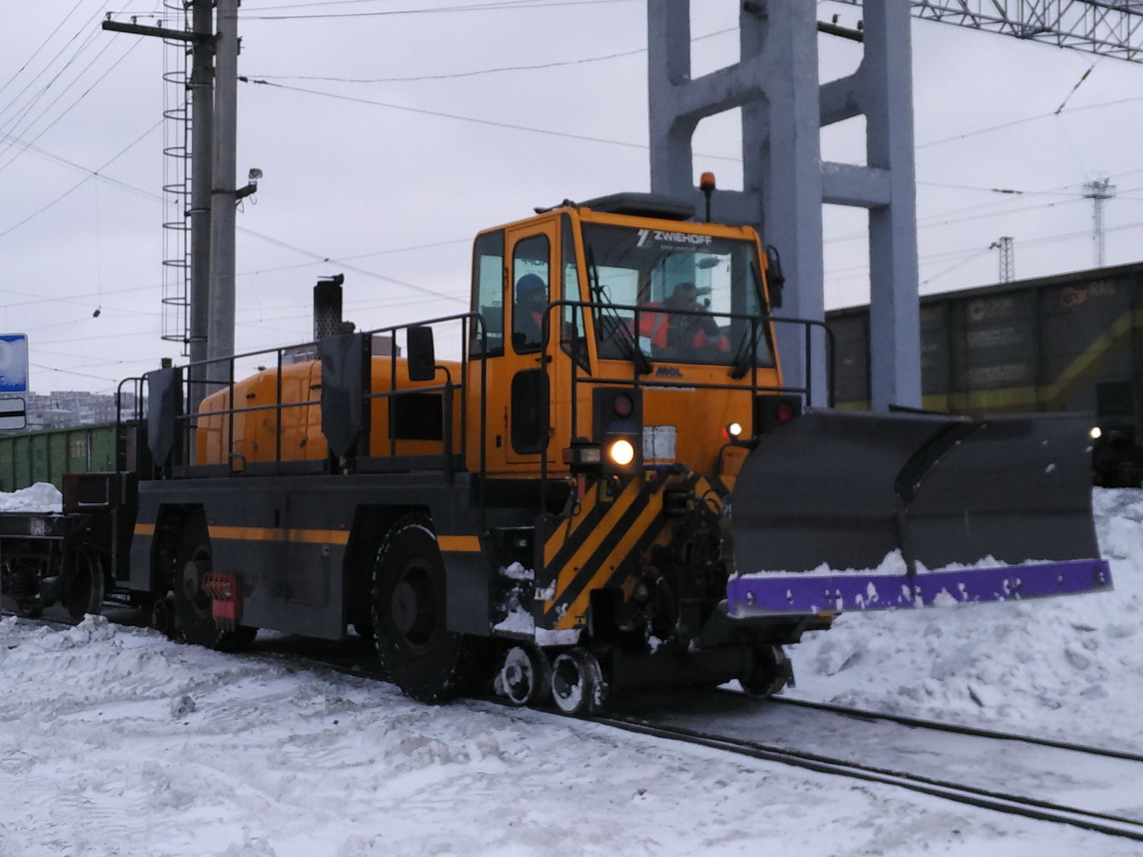 A mixture of a tractor with a locomotive, a Zweihoff locomobile, at the cargo department of the Murmansk station - My, Railway, Locomobile, Murmansk, Tractor, Locomotive